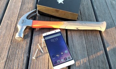 Cep Telefonuyla Çivi Çakan Adam!