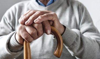 Bir Bastona Yaslanınca