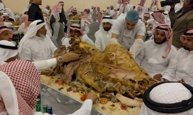 Aç  Bir Peygamberin, Tok Ümmetiyiz!